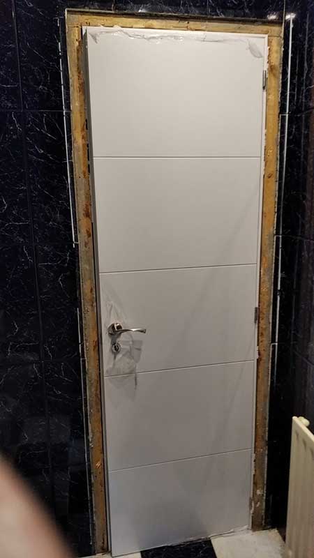 Instalación de puerta panelada para este baño